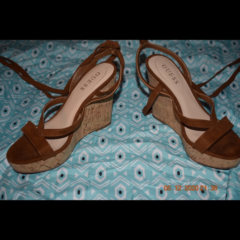 Treacy Wedge Sandal (GUESS)🦋